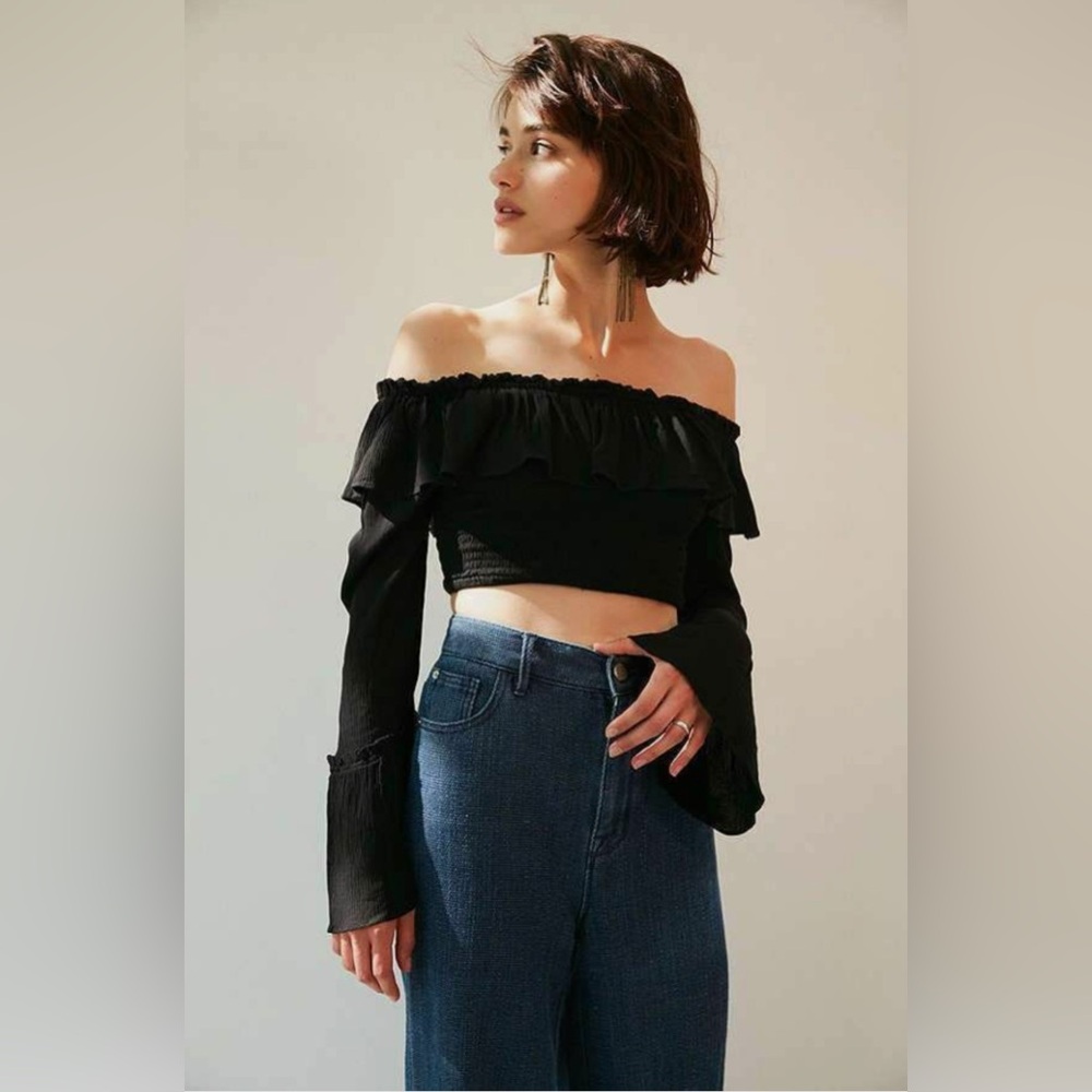 Urban Outfitters Kimchi Blue Black Kimora Smocked Crop Top. Size S